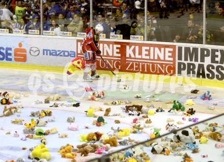 EBEL. Eishockey Bundesliga. KAC gegen VSV. Kirk Furey, Teddybaertoss (KAC). Klagenfurt, am 26.12.2013
Foto: Kuess 

---
pressefotos, pressefotografie, kuess, qs, qspictures, sport, bild, bilder, bilddatenbank