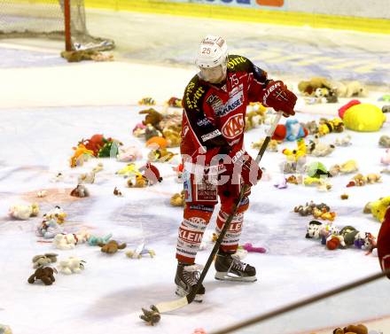 EBEL. Eishockey Bundesliga. KAC gegen VSV. Kirk Furey, Teddybaertoss (KAC). Klagenfurt, am 26.12.2013
Foto: Kuess 

---
pressefotos, pressefotografie, kuess, qs, qspictures, sport, bild, bilder, bilddatenbank