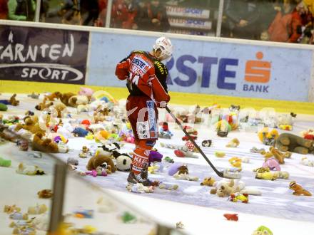 EBEL. Eishockey Bundesliga. KAC gegen VSV.  Jamie Lundmark, Teddybaertoss (KAC). Klagenfurt, am 26.12.2013
Foto: Kuess 

---
pressefotos, pressefotografie, kuess, qs, qspictures, sport, bild, bilder, bilddatenbank