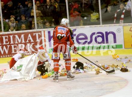 EBEL. Eishockey Bundesliga. KAC gegen VSV. Mike Siklenka, Teddybaertoss (KAC). Klagenfurt, am 26.12.2013
Foto: Kuess 

---
pressefotos, pressefotografie, kuess, qs, qspictures, sport, bild, bilder, bilddatenbank