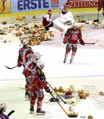 EBEL. Eishockey Bundesliga. KAC gegen VSV. Teddybear toss (KAC). Klagenfurt, am 26.12.2013
Foto: Kuess 

---
pressefotos, pressefotografie, kuess, qs, qspictures, sport, bild, bilder, bilddatenbank