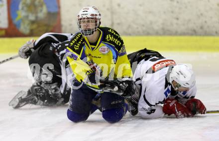 Eishockey. Kaerntner Liga Division I. Tarco Woelfe gegen 1. EHC Althofen. Lucas Hernegger, (Tarco), Sandro Czechner  (Althofen). Klagenfurt, 26.12.2013.
Foto: Kuess
---
pressefotos, pressefotografie, kuess, qs, qspictures, sport, bild, bilder, bilddatenbank