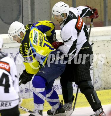 Eishockey. Kaerntner Liga Division I. Tarco Woelfe gegen 1. EHC Althofen. Lucas Herrnegger, (Tarco), Silvio Jakobitsch (Althofen). Klagenfurt, 26.12.2013.
Foto: Kuess
---
pressefotos, pressefotografie, kuess, qs, qspictures, sport, bild, bilder, bilddatenbank