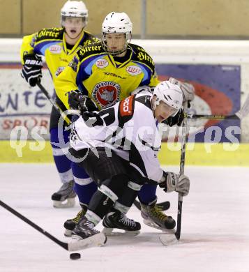 Eishockey. Kaerntner Liga Division I. Tarco Woelfe gegen 1. EHC Althofen. Martin Zeloth, (Tarco), Christoph Waldner  (Althofen). Klagenfurt, 26.12.2013.
Foto: Kuess
---
pressefotos, pressefotografie, kuess, qs, qspictures, sport, bild, bilder, bilddatenbank