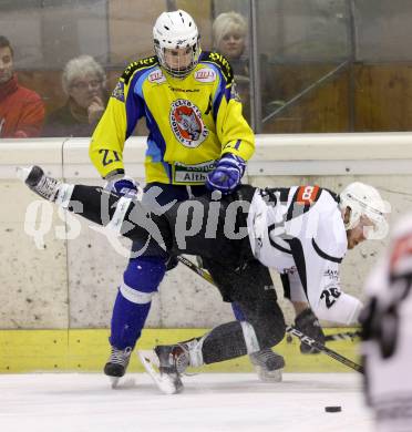 Eishockey. Kaerntner Liga Division I. Tarco Woelfe gegen 1. EHC Althofen. Christian Stolz, (Tarco), Kevin Schabernig  (Althofen). Klagenfurt, 26.12.2013.
Foto: Kuess
---
pressefotos, pressefotografie, kuess, qs, qspictures, sport, bild, bilder, bilddatenbank