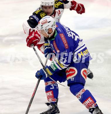 EBEL. Eishockey Bundesliga. EC VSV gegen KAC. Markus Peintner, (VSV), Johannes Reichel  (KAC). Villach, am 28.12.2013.
Foto: Kuess 


---
pressefotos, pressefotografie, kuess, qs, qspictures, sport, bild, bilder, bilddatenbank