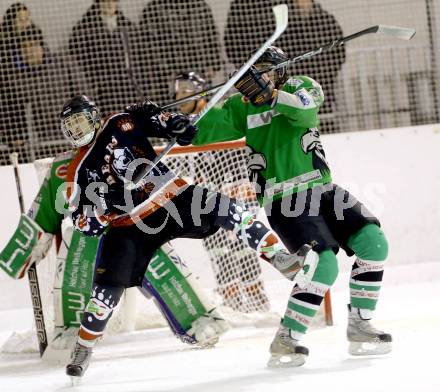 Eishockey Kaerntner Liga Division I. VST ADLER Voelkermarkt gegen Hockey Club Toblach - Dobbiaco ICEBEARS. Benjamin reichart (Voelkermarkt), Tiziano Farinella (Toblach). Voelkermarkt, 4.1.2014.
Foto: Kuess
---
pressefotos, pressefotografie, kuess, qs, qspictures, sport, bild, bilder, bilddatenbank