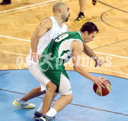 Basketball 2. Bundesliga. Woerthersee Piraten gegen KOS Klagenfurt/Celovec. Joachim Buggelsheim, (Piraten), Simon Pasterk (KOS). Klagenfurt, am 4.1.2014.
Foto: Kuess
---
pressefotos, pressefotografie, kuess, qs, qspictures, sport, bild, bilder, bilddatenbank