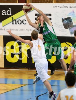 Basketball 2. Bundesliga. Woerthersee Piraten gegen KOS Klagenfurt/Celovec. Sebastian Huber (Piraten), Simon Pasterk (KOS). Klagenfurt, am 4.1.2014.
Foto: Kuess
---
pressefotos, pressefotografie, kuess, qs, qspictures, sport, bild, bilder, bilddatenbank