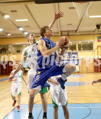 Basketball 2. Bundesliga. KOS Klagenfurt/Celovec gegen WSG Radenthein. Ales Primc (KOS), Daniel Gaberle  (Radenthein). Klagenfurt, 6.1.2014.
Foto: Kuess
---
pressefotos, pressefotografie, kuess, qs, qspictures, sport, bild, bilder, bilddatenbank