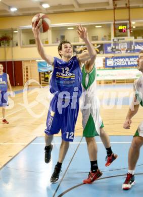 Basketball 2. Bundesliga. KOS Klagenfurt/Celovec gegen WSG Radenthein. Toman Feinig, (KOS), Peter Gleissner (Radenthein). Klagenfurt, 6.1.2014.
Foto: Kuess
---
pressefotos, pressefotografie, kuess, qs, qspictures, sport, bild, bilder, bilddatenbank