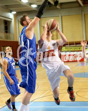 Basketball 2. Bundesliga. Woerthersee Piraten gegen Vienna D.C. .  Martin Breithuber, (Piraten), Daniel Stawowski  (Vienna). Klagenfurt, am 11.1.2014.
Foto: Kuess
---
pressefotos, pressefotografie, kuess, qs, qspictures, sport, bild, bilder, bilddatenbank