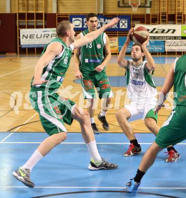 Basketball 2. Bundesliga. KOS Klagenfurt/Celovec gegen BK Mattersburg Rocks. Rok Papic,  (KOS), Corey Hallett (Mattersburg). Klagenfurt, am 18.1.2014.
Foto: Kuess
---
pressefotos, pressefotografie, kuess, qs, qspictures, sport, bild, bilder, bilddatenbank