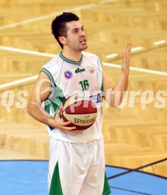 Basketball 2. Bundesliga. KOS Klagenfurt/Celovec gegen BK Mattersburg Rocks. Darko Prolic (KOS). Klagenfurt, am 18.1.2014.
Foto: Kuess
---
pressefotos, pressefotografie, kuess, qs, qspictures, sport, bild, bilder, bilddatenbank