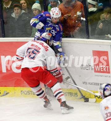 EBEL. Eishockey Bundesliga. EC VSV gegen EC Red Bull Salzburg. Eric Hunter, (VSV),  Dave Meckler  (Salzburg). Villach, am 19.1.2014.
Foto: Kuess 


---
pressefotos, pressefotografie, kuess, qs, qspictures, sport, bild, bilder, bilddatenbank