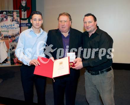 Eishockey. Filmpraesentation. Drei Generationen Eishockeyspieler. Julian Puschnig, Sepp Puschnig,  Andreas Puschnig. Klagenfurt, am 28.1.2014.
Foto: Kuess
---
pressefotos, pressefotografie, kuess, qs, qspictures, sport, bild, bilder, bilddatenbank