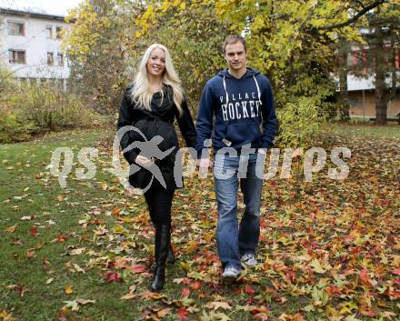 EBEL. Eishockey Bundesligal. EC VSV. Jean-Philippe Lamoureux mit Kellie. Villach, am 14.11.2013.
Foto: Kuess 
---
pressefotos, pressefotografie, kuess, qs, qspictures, sport, bild, bilder, bilddatenbank