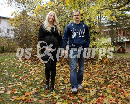 EBEL. Eishockey Bundesligal. EC VSV. Jean-Philippe Lamoureux mit Kellie. Villach, am 14.11.2013.
Foto: Kuess 
---
pressefotos, pressefotografie, kuess, qs, qspictures, sport, bild, bilder, bilddatenbank