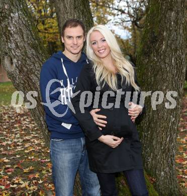 EBEL. Eishockey Bundesligal. EC VSV. Jean-Philippe Lamoureux mit Kellie. Villach, am 14.11.2013.
Foto: Kuess 
---
pressefotos, pressefotografie, kuess, qs, qspictures, sport, bild, bilder, bilddatenbank