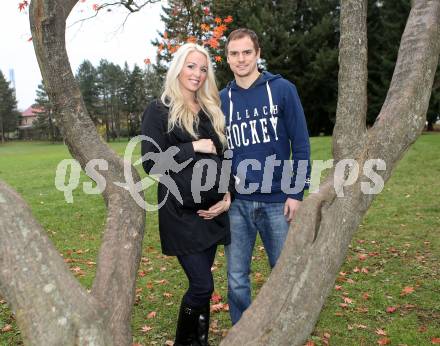 EBEL. Eishockey Bundesligal. EC VSV. Jean-Philippe Lamoureux mit Kellie. Villach, am 14.11.2013.
Foto: Kuess 
---
pressefotos, pressefotografie, kuess, qs, qspictures, sport, bild, bilder, bilddatenbank