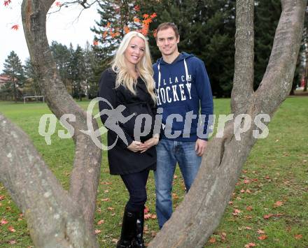 EBEL. Eishockey Bundesligal. EC VSV. Jean-Philippe Lamoureux mit Kellie. Villach, am 14.11.2013.
Foto: Kuess 
---
pressefotos, pressefotografie, kuess, qs, qspictures, sport, bild, bilder, bilddatenbank