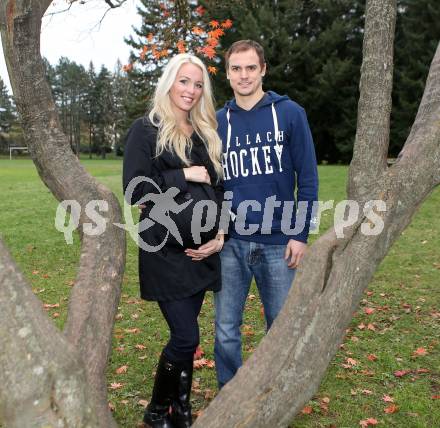 EBEL. Eishockey Bundesligal. EC VSV. Jean-Philippe Lamoureux mit Kellie. Villach, am 14.11.2013.
Foto: Kuess 
---
pressefotos, pressefotografie, kuess, qs, qspictures, sport, bild, bilder, bilddatenbank