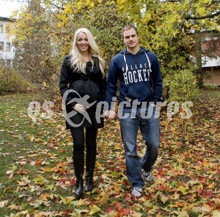 EBEL. Eishockey Bundesligal. EC VSV. Jean-Philippe Lamoureux mit Kellie. Villach, am 14.11.2013.
Foto: Kuess 
---
pressefotos, pressefotografie, kuess, qs, qspictures, sport, bild, bilder, bilddatenbank