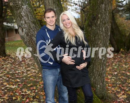 EBEL. Eishockey Bundesligal. EC VSV. Jean-Philippe Lamoureux mit Kellie. Villach, am 14.11.2013.
Foto: Kuess 
---
pressefotos, pressefotografie, kuess, qs, qspictures, sport, bild, bilder, bilddatenbank