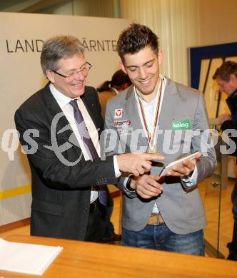 Nordische Kombination. Junioren WM. Empfang des dreifachen Goldmedaillengewinner Philipp Orter. Philipp Orter, Peter Kaiser. Klagenfurt, 4.2.2014.
Foto: Kuess
---
pressefotos, pressefotografie, kuess, qs, qspictures, sport, bild, bilder, bilddatenbank