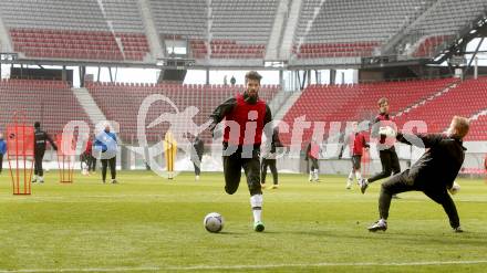 Fussball Bundesliga. Training WAC. Klagenfurt, am 7.2.2014. Lucas Segovia, Christian Dobnik. 
Foto: Kuess

---
pressefotos, pressefotografie, kuess, qs, qspictures, sport, bild, bilder, bilddatenbank