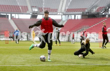 Fussball Bundesliga. Training WAC. Klagenfurt, am 7.2.2014. Lucas Segovia, Christian Dobnik. 
Foto: Kuess

---
pressefotos, pressefotografie, kuess, qs, qspictures, sport, bild, bilder, bilddatenbank