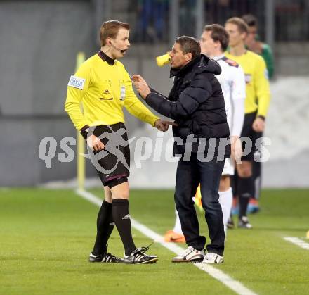 Fussball Bundesliga. RZ Pellets WAC gegen FC Wacker Innsbruck. Trainer Dietmar Kuehbauer, (WAC), Schiedsrichter Markus Hameter. Klagenfurt, 8.2.2014.
Foto: Kuess

---
pressefotos, pressefotografie, kuess, qs, qspictures, sport, bild, bilder, bilddatenbank