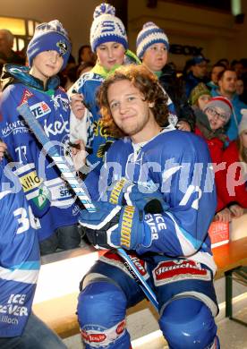 EBEL. Eishockey Bundesliga. Showtraining VSV am Rathausplatz in Villach.  John Hughes, Fans. Villach, am 21.2.2014.
Foto: Kuess 


---
pressefotos, pressefotografie, kuess, qs, qspictures, sport, bild, bilder, bilddatenbank