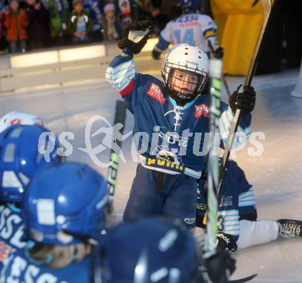 EBEL. Eishockey Bundesliga. Showtraining VSV am Rathausplatz in Villach.  Spiel der U8 Mannschaften. Torjubel. Nachwuchs. Villach, am 21.2.2014.
Foto: Kuess 


---
pressefotos, pressefotografie, kuess, qs, qspictures, sport, bild, bilder, bilddatenbank