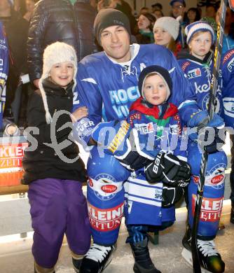 EBEL. Eishockey Bundesliga. Showtraining VSV am Rathausplatz in Villach.  Cole Jarrett mit Kinder. Villach, am 21.2.2014.
Foto: Kuess 


---
pressefotos, pressefotografie, kuess, qs, qspictures, sport, bild, bilder, bilddatenbank