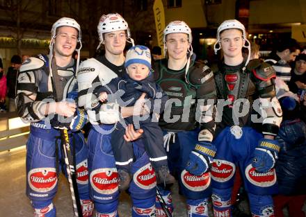 EBEL. Eishockey Bundesliga. Showtraining VSV am Rathausplatz in Villach.  Patrick Platzer, Nico Brunner, Marius Goehringer, Alexander Rauchenwald mit Fan. Villach, am 21.2.2014.
Foto: Kuess 


---
pressefotos, pressefotografie, kuess, qs, qspictures, sport, bild, bilder, bilddatenbank