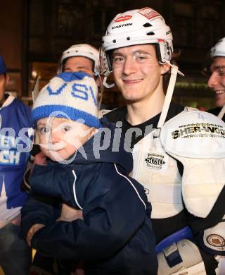 EBEL. Eishockey Bundesliga. Showtraining VSV am Rathausplatz in Villach.  Nico Brunner mit Fan. Villach, am 21.2.2014.
Foto: Kuess 


---
pressefotos, pressefotografie, kuess, qs, qspictures, sport, bild, bilder, bilddatenbank