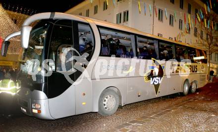 EBEL. Eishockey Bundesliga. Showtraining VSV am Rathausplatz in Villach.  VSV Vereinsbus. Villach, am 21.2.2014.
Foto: Kuess 


---
pressefotos, pressefotografie, kuess, qs, qspictures, sport, bild, bilder, bilddatenbank