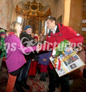 Schi Alpin. Empfang Abfahrtsolympiasieger Matthias Mayer.  Matthias Mayer, Geschenkuebergabe durch Volksschulkinder.  Afritz, am 22.2.2014.
Foto: Kuess
---
pressefotos, pressefotografie, kuess, qs, qspictures, sport, bild, bilder, bilddatenbank