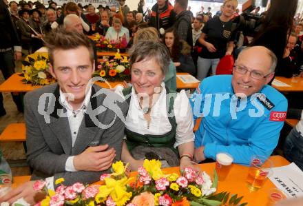 Schi Alpin. Empfang Abfahrtsolympiasieger Matthias Mayer.  Matthias Mayer, Mutter, Raimund Berger.  Afritz, am 22.2.2014.
Foto: Kuess
---
pressefotos, pressefotografie, kuess, qs, qspictures, sport, bild, bilder, bilddatenbank