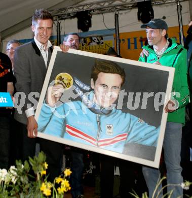 Schi Alpin. Empfang Abfahrtsolympiasieger Matthias Mayer.  Special Olympiasieger ueberreicht Matthias Mayer ein Gemaelde.  Afritz, am 22.2.2014.
Foto: Kuess
---
pressefotos, pressefotografie, kuess, qs, qspictures, sport, bild, bilder, bilddatenbank