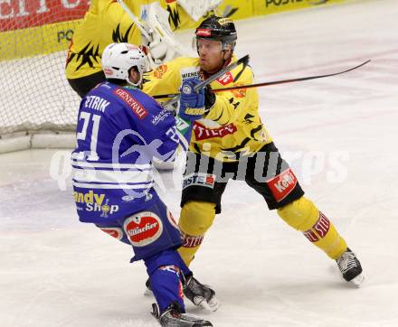 EBEL. Eishockey Bundesliga. EC VSV gegen UPC Vienna Capitals. Benjamin Petrik, (VSV),  Jamie Fraser (Vienna). Villach, am 28.2.2014.
Foto: Kuess 


---
pressefotos, pressefotografie, kuess, qs, qspictures, sport, bild, bilder, bilddatenbank