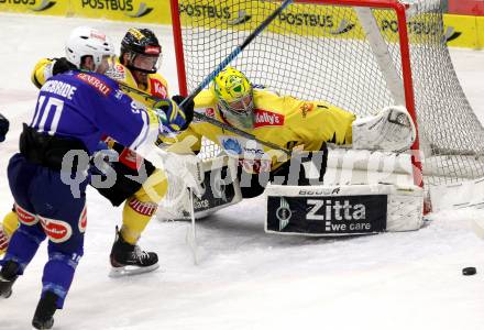 EBEL. Eishockey Bundesliga. EC VSV gegen UPC Vienna Capitals. Brock McBride,  (VSV), Matthew Zaba, Sven Klimbacher (Vienna). Villach, am 28.2.2014.
Foto: Kuess 


---
pressefotos, pressefotografie, kuess, qs, qspictures, sport, bild, bilder, bilddatenbank