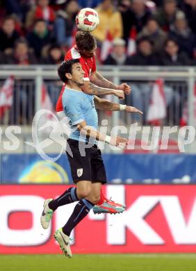 Fussball Laenderspiel. Oesterreich gegen Uruguay. Martin Harnik, (Oesterreich), Jorge Fucile  (Uruguay). Klagenfurt, 5.3.2014.
Foto: Kuess

---
pressefotos, pressefotografie, kuess, qs, qspictures, sport, bild, bilder, bilddatenbank