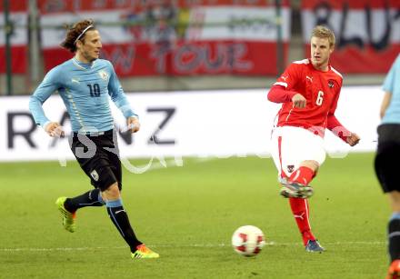 Fussball Laenderspiel. Oesterreich gegen Uruguay. Martin Hinteregger, (Oesterreich), Diego Forlan  (Uruguay). Klagenfurt, 5.3.2014.
Foto: Kuess

---
pressefotos, pressefotografie, kuess, qs, qspictures, sport, bild, bilder, bilddatenbank