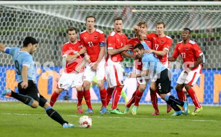 Fussball Laenderspiel. Oesterreich gegen Uruguay. Andreas Ivanschitz, Marc Janko, Marko Arnautovic, Lukas Hinterseer, Florian Klein, David Alaba, (Oesterreich), Luis Suarez, Walter Gargano  (Uruguay). Klagenfurt, 5.3.2014.
Foto: Kuess

---
pressefotos, pressefotografie, kuess, qs, qspictures, sport, bild, bilder, bilddatenbank