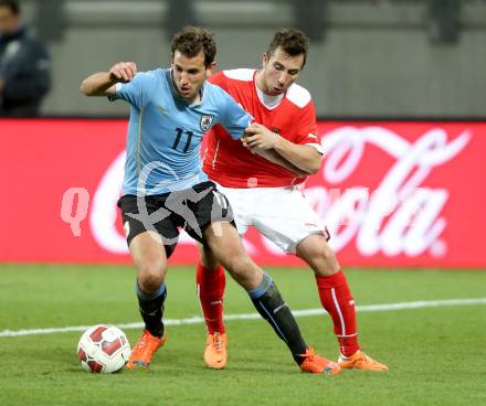 Fussball Laenderspiel. Oesterreich gegen Uruguay. Markus Suttner, (Oesterreich), Christhian Stuani (Uruguay). Klagenfurt, 5.3.2014.
Foto: Kuess

---
pressefotos, pressefotografie, kuess, qs, qspictures, sport, bild, bilder, bilddatenbank