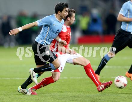 Fussball Laenderspiel. Oesterreich gegen Uruguay. Andreas Ivanschitz,  (Oesterreich), Jorge Fucile (Uruguay). Klagenfurt, 5.3.2014.
Foto: Kuess

---
pressefotos, pressefotografie, kuess, qs, qspictures, sport, bild, bilder, bilddatenbank