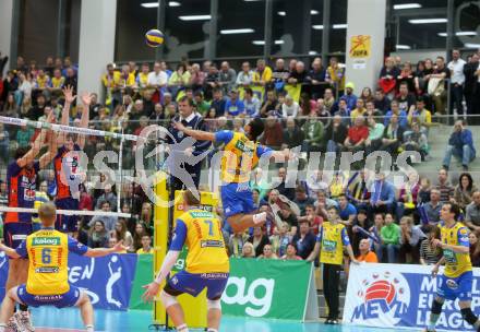 Volleyball MEVZA. Final Four. Finale. SK Aich/Dob gegen ACH Volley Ljubljana. Fans, De Sousa Sequeira Valdir (Aich/Dob). Bleiburg, 12.3.2014. 
Foto: Kuess
---
pressefotos, pressefotografie, kuess, qs, qspictures, sport, bild, bilder, bilddatenbank