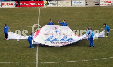 Fussball Regionalliga. SAK gegen Voecklamarkt.  Ueberdimemsioniertes Spielerdress. Nachwuchsspieler des SAK. Welzenegg, amm 15.3.2014.
Foto: Kuess
---
pressefotos, pressefotografie, kuess, qs, qspictures, sport, bild, bilder, bilddatenbank